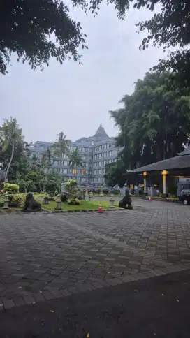 Karyawan Jaga Toko Sparepart Motor