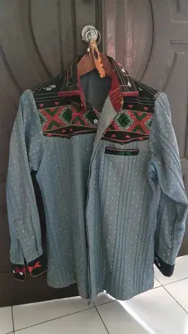 Kemeja campuran ulos