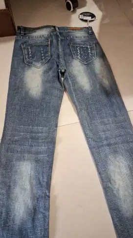 Celana jins baru dan jaket baru