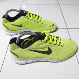 Sepatu sneakers Nike running Hijau stabilo size 40