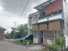 Rumah 2Lt  Siap Huni Full Renov di Medokan Surabaya