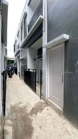 Rumah cash 300 juta akses motor jakarta selatan dekat stasiun kampus