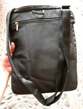 SLING BAG LAPTOP TUCANO ORI