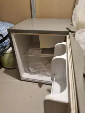 Kulkas kecil untuk minuman