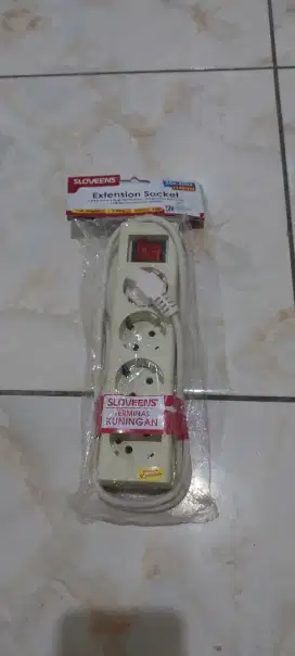Stop kontak + Kabel SLOVEENS 4 lubang