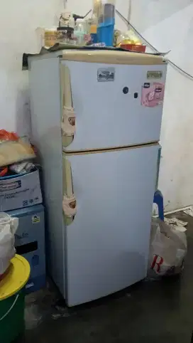 KULKAS  2 PINTU MERK SANYO