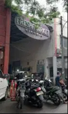 Fresh Market Cikunir. Kawasan pasar bersih, ramai pengunjung.