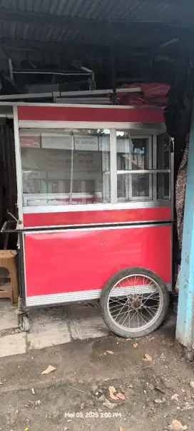 Gerobak bekas dan tenda