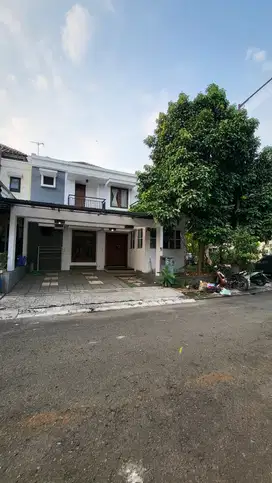 Rumah hoek 2 lantai Permata Mediterania yang bebas banjir