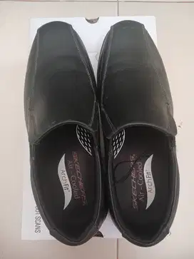 Sepatu Skechers ukuran 43 black