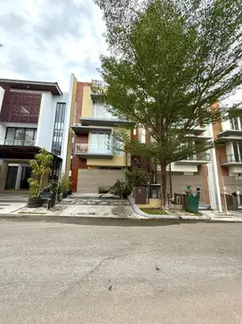 DIJUAL DAN DISEWAKAN RUMAH MEWAH ROYAL HILL CITRALAND MEGAH ADA POOL