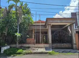 Manyar Tirtoyoso ROW 3 Mobil dekat klampis nginden