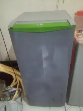 Kulkas 1 pintu merk sanyo normal siap pakai dingin beku nego tipis