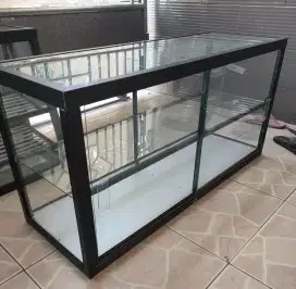 etalase kaca tempat makan