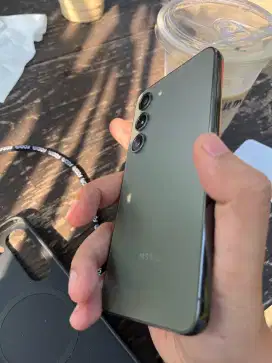 Samsung S23 like new.