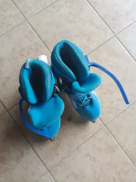 Sepatu roda warna biru masih bagus