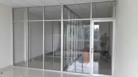 Sekat kaca toko dengan pintu swing