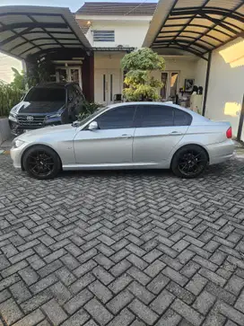 BMW 320i 2009 Bensin