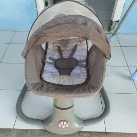 Ayunan bayi otomatis baby swing Coco Latte Snugly.