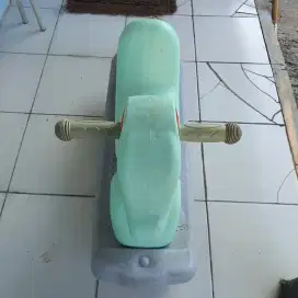 Mainan anak kuda-kudaan kuda jungkit.