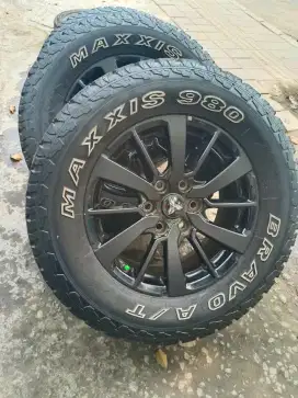 Ban + Plek ori mobil pajero
