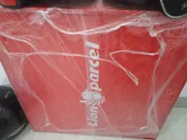 Neon box lion parcel