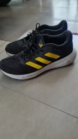 Sepatu running adidas
