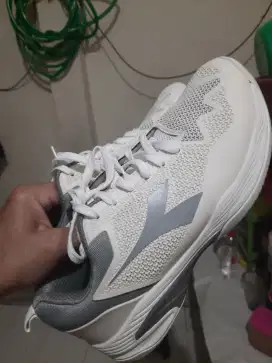 Jual sepatu Brand Diadora Masih Bagus Jozz Size 41 Warna putih