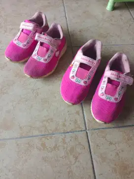 Sepatu anak bekas untuk traveling