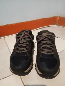 Sepatu Hiking Bekas