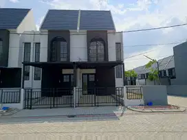 Disewakan Rumah Baru, Pojok 2 lantai, Jalan depan Lebar 12m.i
