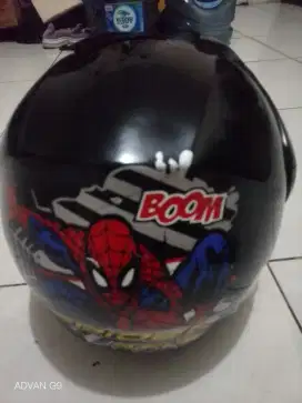 Helm anak Spiderman keren