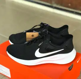 NIKE REVOLUTION 7