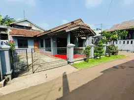 Di jual rumah secondary dengan tanah luas di gas alam cimanggis depok.