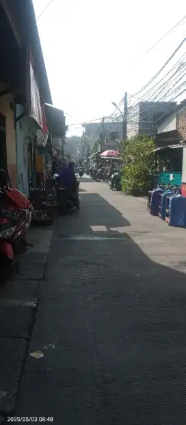 Pegawai martabak manis dan minuman es teh dll