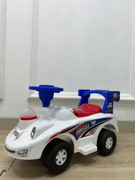 Mobil polisi mainan anak