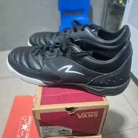 Sepatu futsal specs size 45