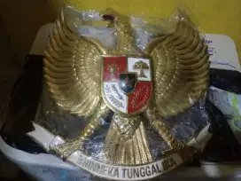 pajangan Garuda kuningan