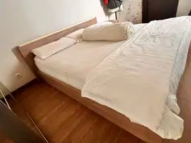 Frame Tempat tidur, matras king koil 200x200, 2 meja nakas