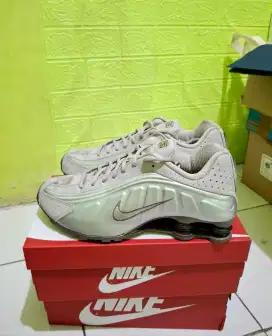 NIKE SHOX R4 CAVE STONE HQ1988-200