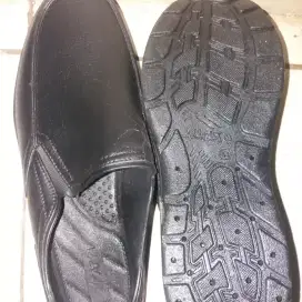 Sepatu karet pria