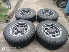 Jual vleg KMC R20 5x127 co2k buat Rubicon kond mulus ban Toyo M/T 90%