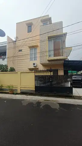 Rumah Brand New 3 Lantai di Duri Kepa, Jakarta Barat, Lokasi Strategis
