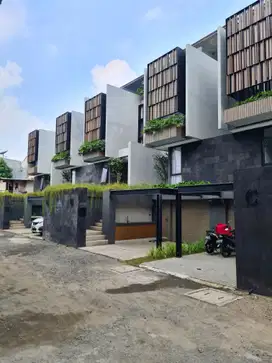 Dekat Ke Senayan. Rumah Simprug - Permata Hijau Dijual. UNIT BARU
