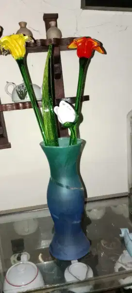 Bunga, daun dan vas kristal