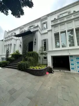 Rumah mewah di Menteng Siap huni Harga di bawah 100 m