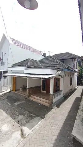 Disewakan rumah 2 lantai di dekat mirota kampus godean
