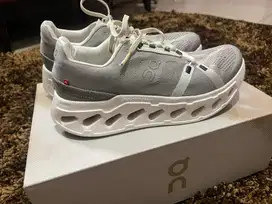 Dijual sepatu ON Cloudtec Phase size 41,5 unisex