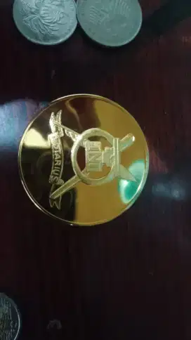 Medali peruri lapis emas