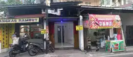 Disewakan kios pinggir jalan raya di Jl.Kramat asem Utan kayu Matraman